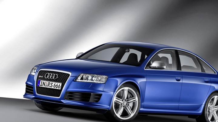 Side Pose Of 580PS Audi RS 6 in Blue